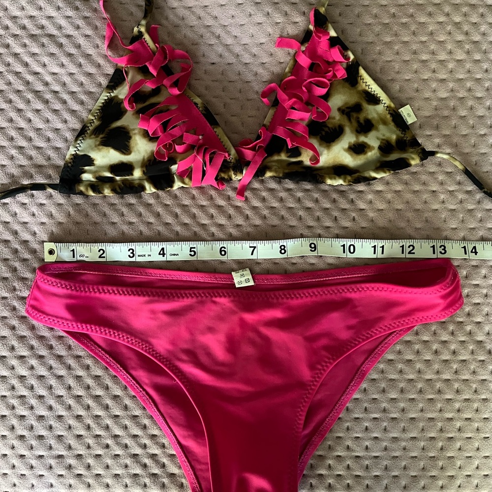 Bikinis - Picture 2 of 4